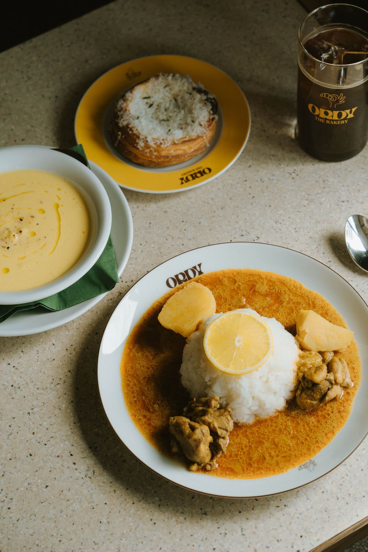 ランチタイムはスリランカカレーをORDYスタイルにアップデートして提供。カフェタイムは子供も楽しめるクレープに、プリン、ティラミスといったクラシックなスイーツも用意。朝から夕方まで通しで提供される豊富なメニューの展開も魅力。