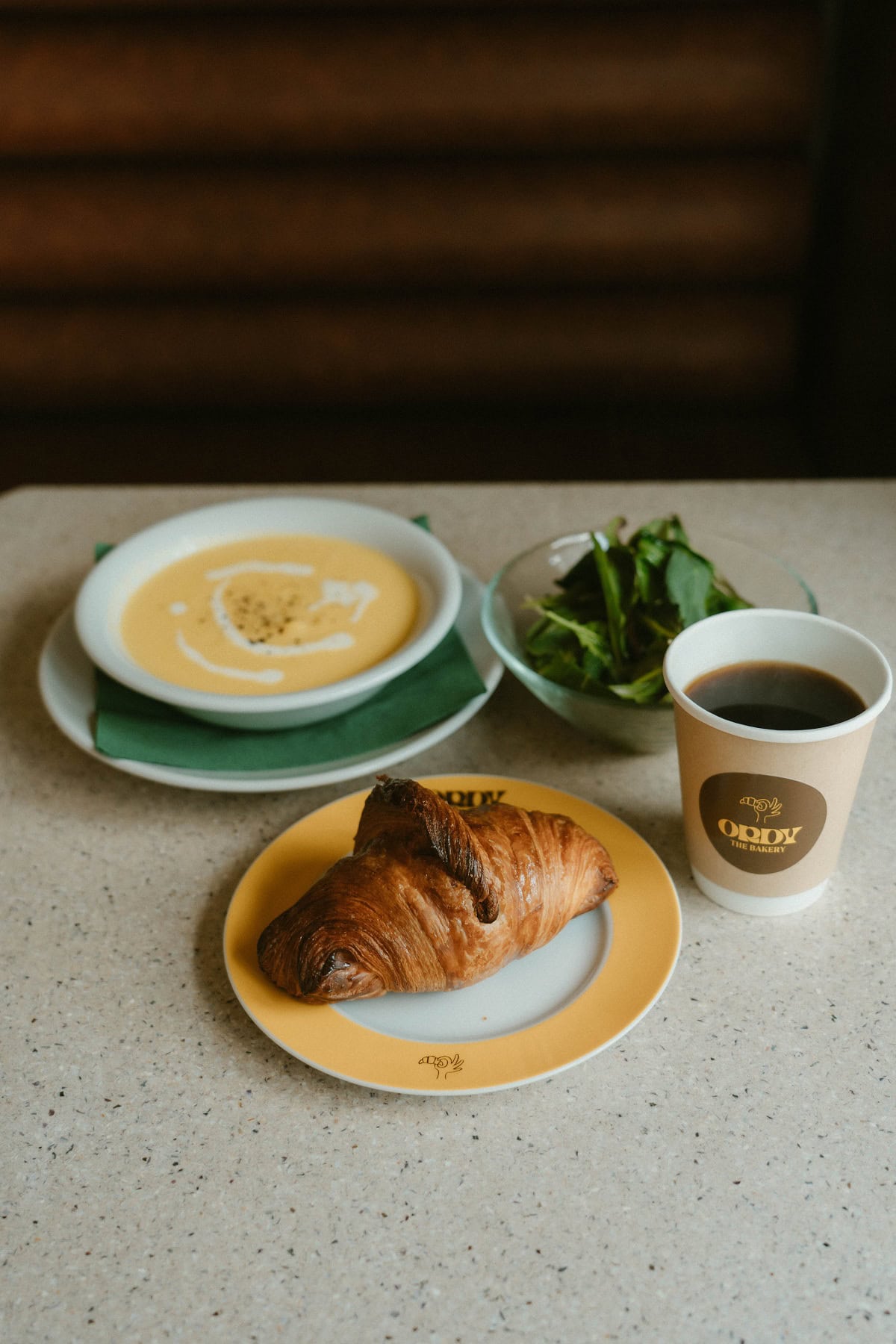 「朝食付きプラン」では、併設のオーディーザベーカリーのTODAY’S SOUP1+BREAD+SALADのセットメニューを提供。 焼きたてのクロワッサンとスープ、コーヒーがカフェでも部屋でも楽しめます。