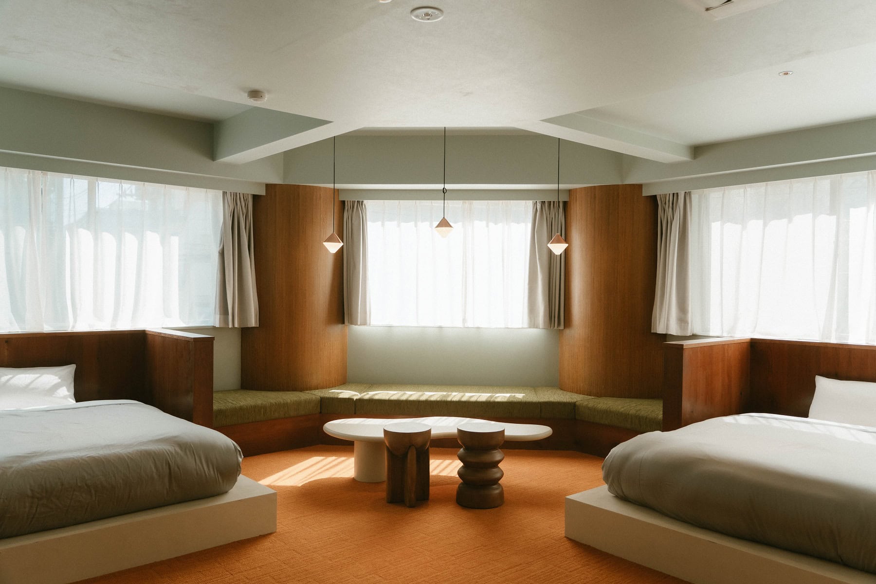 落ち着いたトーンのカラーや曲線的なフォルムを取り入れたデザインホテル、Hotel Vintage 目黒不動前。