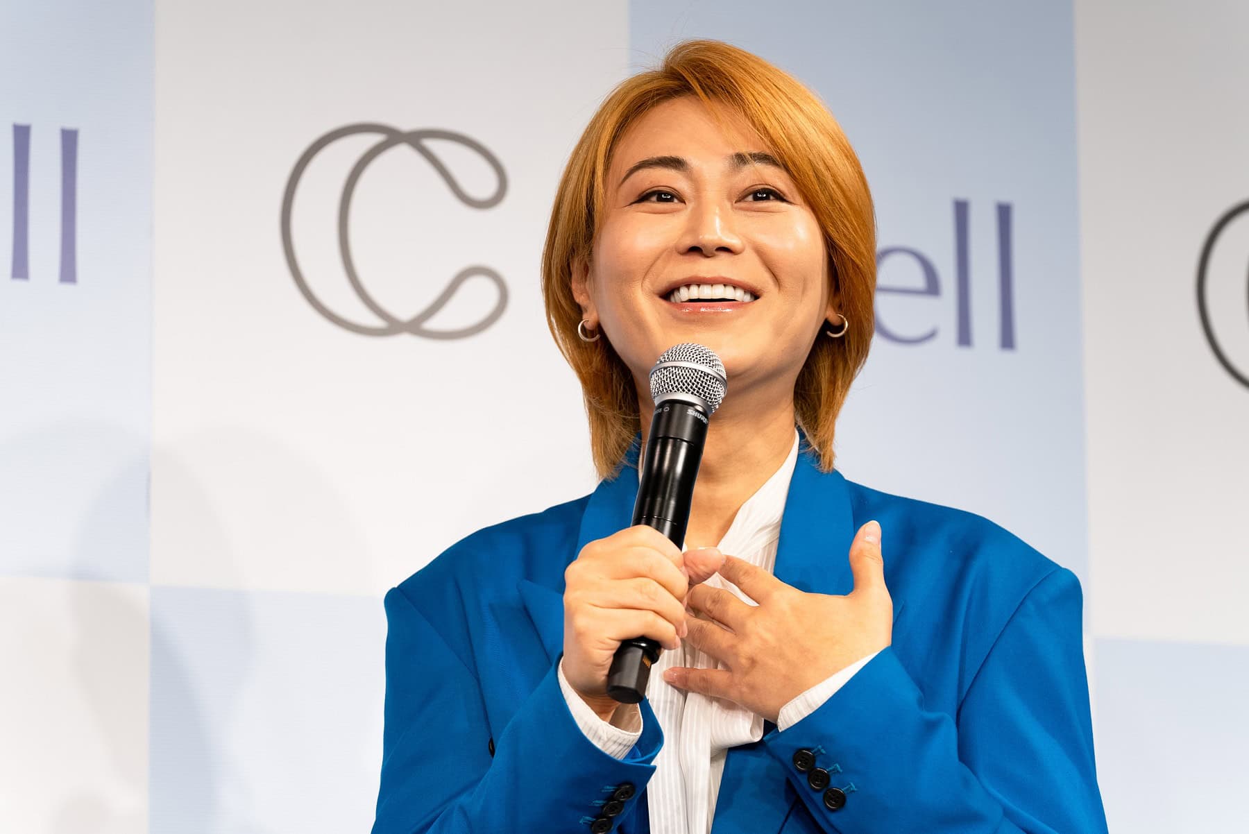 製品の感想を尋ねられると「感想としては、乾燥しない。どうです？」とダジャレで答える氷川さん。