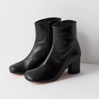 ペリーコの別ラインとして2010年からスタートしたペリーコ サニー。品格やモダンさはそのままに、より自由な発想で生まれたシューズはどれも魅力的。窮屈さのないブーツにファンが多いのもうなずけます。ブーツ［ヒール7㎝］¥46,200（ペリーコ サニー／アマン）