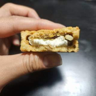 サクッとした厚めのクッキー生地にキャラメルソース、マカダミアンナッツ、バタークリーム、エゴマの実が挟まっています。