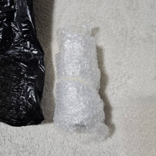 ビニール袋に包んでからプチプチでぐるぐる巻きにしてくれます。