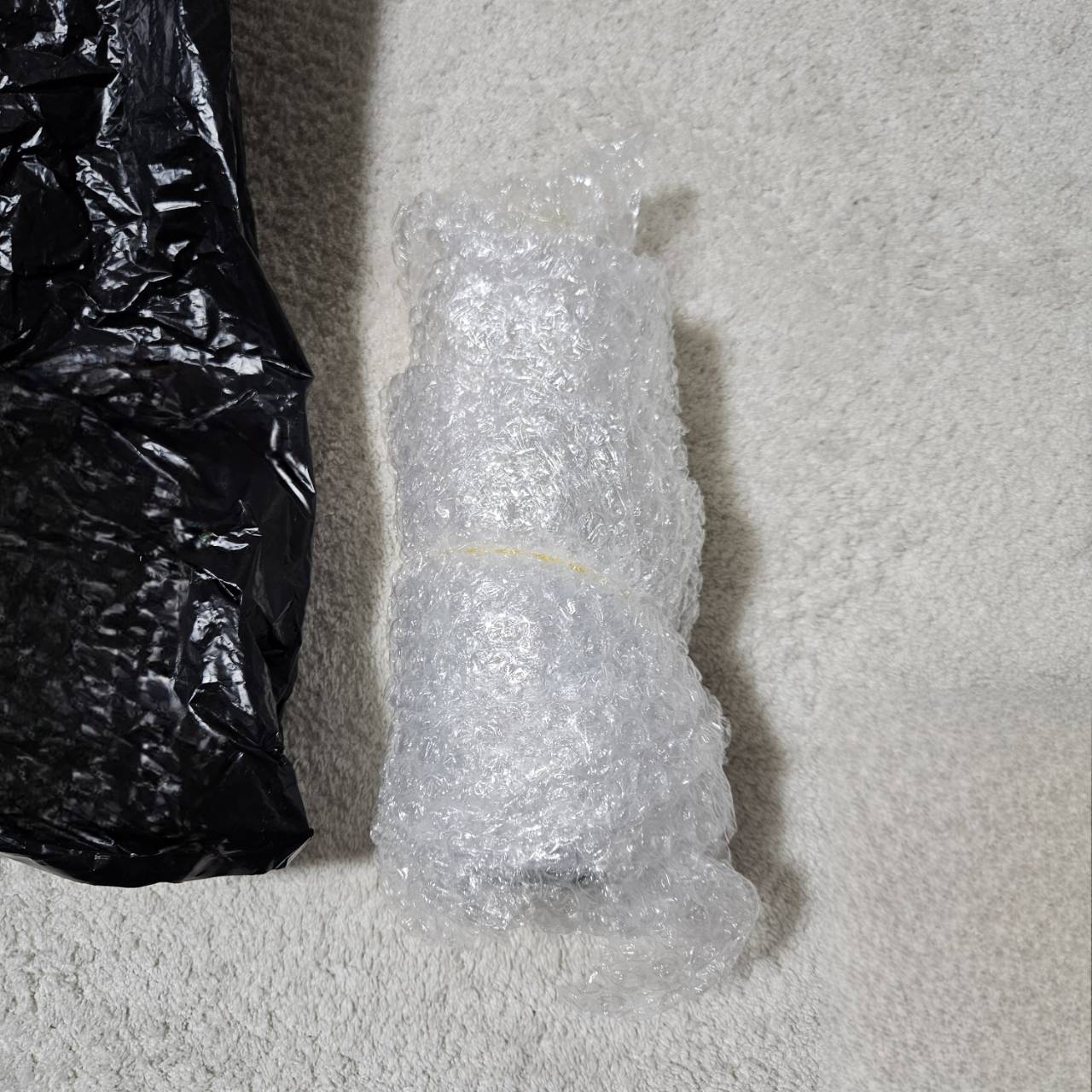 ビニール袋に包んでからプチプチでぐるぐる巻きにしてくれます。