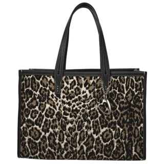 今季インラインでは取り扱いのない「CLUB BAG」を、レサージュのアイコニックな柄でもあるレオパードで。銀座店限定ver.はオープンハートのチャーム付き。