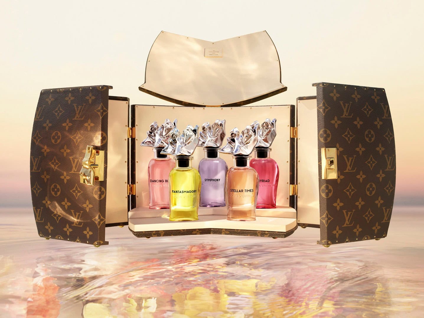 花を彷彿とさせるキャップが美しいフレグランスボトル