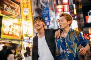 左から闇バイトに手を染めたタクヤ（演：北村匠海）と弟分のマモル（演：林裕太）。