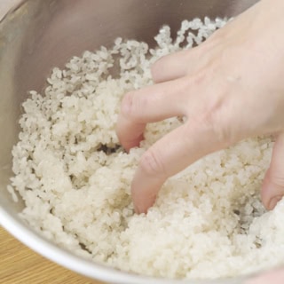 2.水のない状態で、野球ボールを握るくらいに広げた手で優しく研ぐ。水を注いで捨て、また研ぐことを3〜4回繰り返す（水が完全に透き通らなくてもOK）。