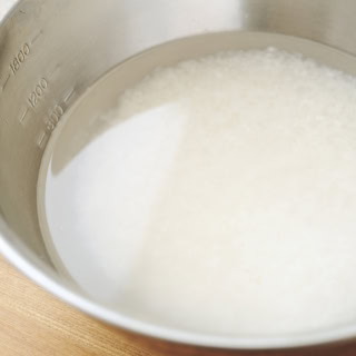 3.水に浸けたまま30分〜1時間おき、吸水させる。ざるにあげて水けをきる。