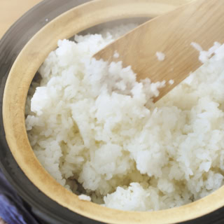 6.ふたをあけ、しゃもじで十字に切ってから、底から返すようにさっくりと混ぜる。※混ぜ過ぎると粘りけが出てしまうので、なるべく手早く。