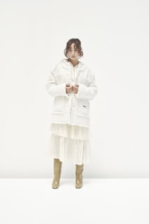 スカート¥64,900(デ・プレ)、アノラックブルゾン¥148,500(マディソンブルー)、ジャケット¥41,800(プランクプロジェクト/プランクプロジェクト 青山店)、ブーツ¥143,000(ペリーコ/アマン)