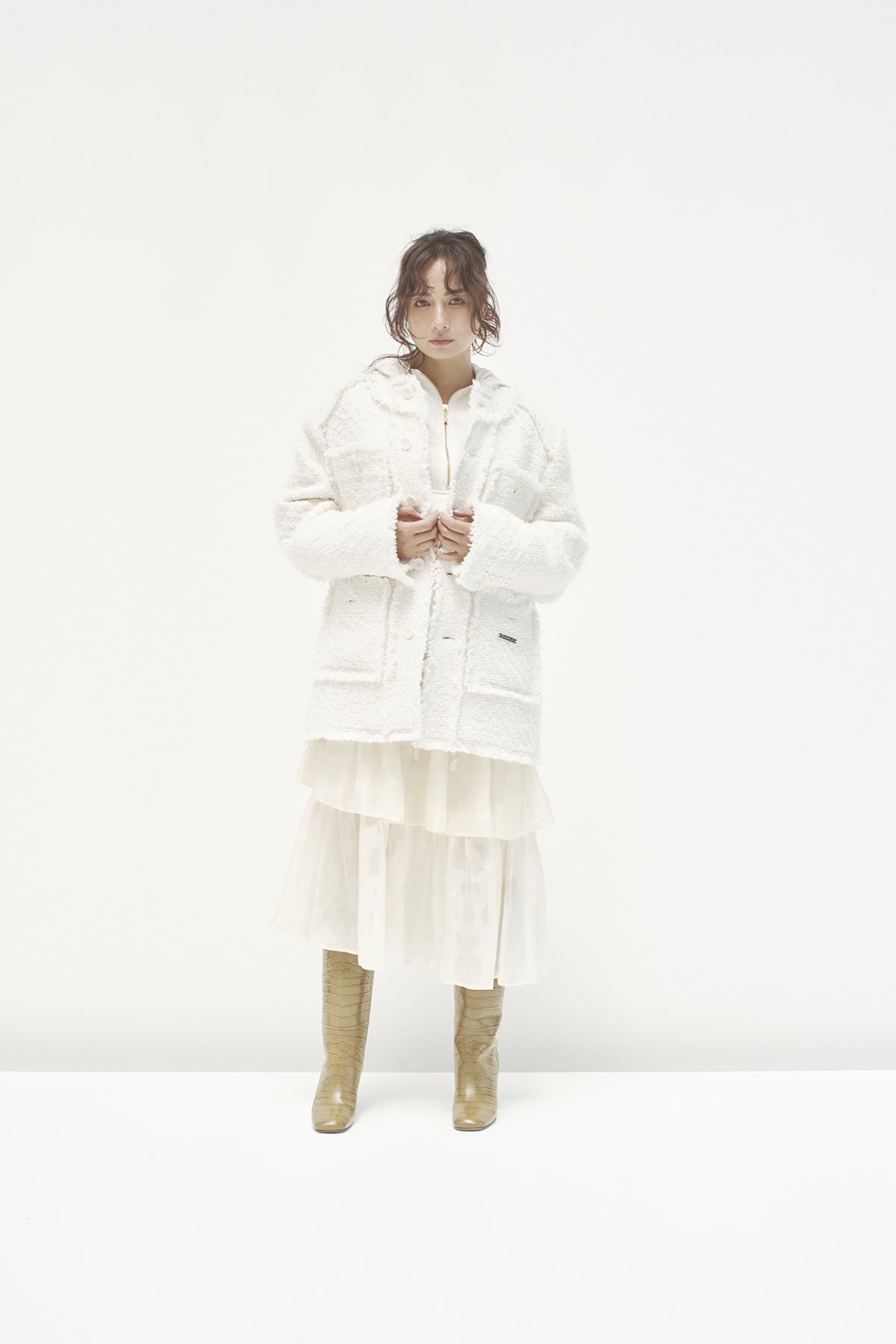 スカート¥64,900(デ・プレ)、アノラックブルゾン¥148,500(マディソンブルー)、ジャケット¥41,800(プランクプロジェクト/プランクプロジェクト 青山店)、ブーツ¥143,000(ペリーコ/アマン)
