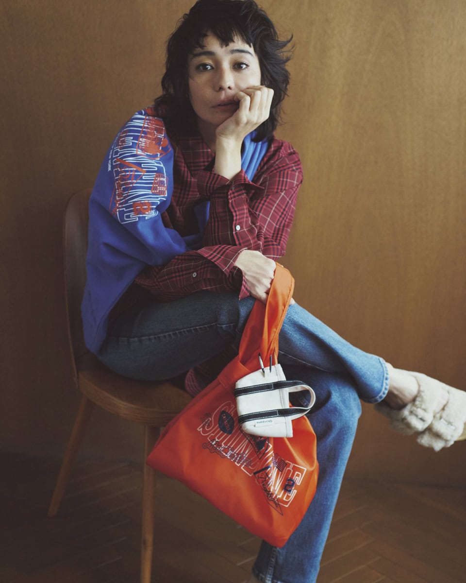 細身のデニムで作るクリーンなアメカジ デニムパンツ〈キティ〉¥29,700、シャツ¥29,700、スエット¥17,600（全てザ シンゾーン／シンゾーン 表参道本店）、シューズ¥23,100（ビルケンシュトック／ビルケンシュトック・ジャパン カスタマーサービス）