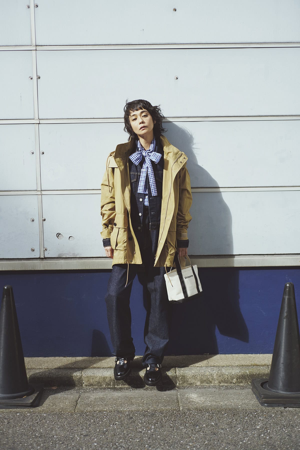 ハードに見えてソフト。はきやすさならこの1本 デニムパンツ〈マリリン〉¥34,100、デニムジャケット¥41,800、マウンテンパーカ¥59,400(全てザ シンゾーン)、シャツ¥97,900(リトコフスカ/全てシンゾーン 表参道本店)、シューズ¥69,300(サクラ/インターリブ)