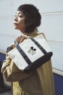 逆サイドのポケットにはミッキーマウスの刺繍入り