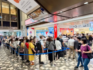 2025大阪・関西万博オフィシャルストア あべのハルカス店　大行列！