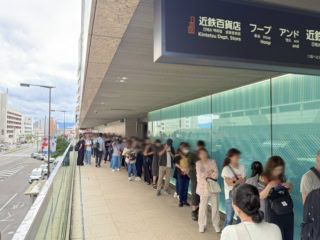 2025大阪・関西万博オフィシャルストア あべのハルカス店　大行列は外のデッキまで続いていた……！