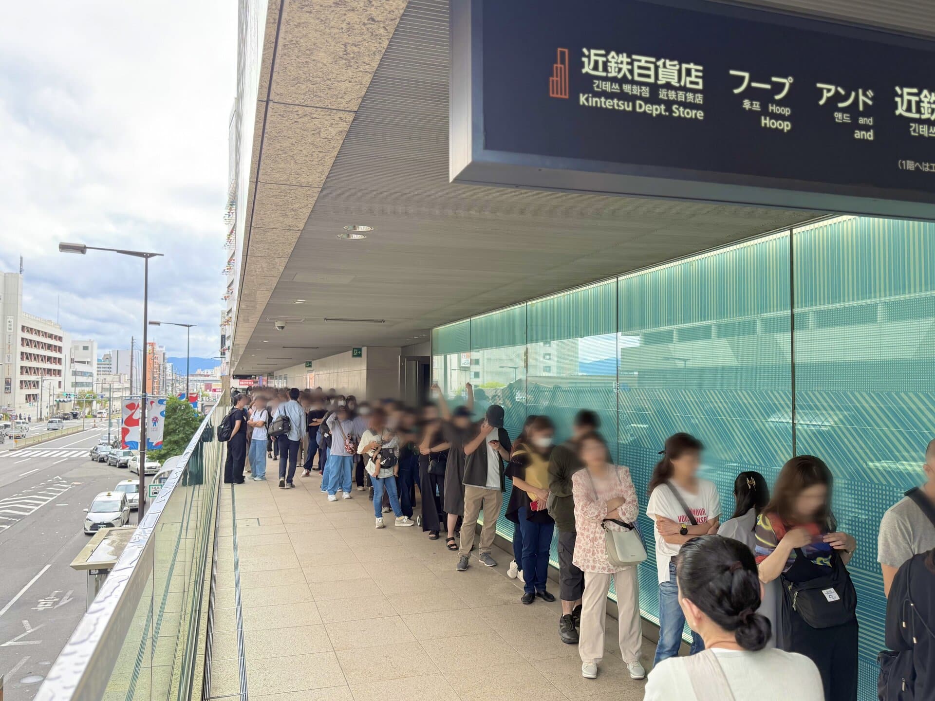 2025大阪・関西万博オフィシャルストア あべのハルカス店　大行列は外のデッキまで続いていた……！