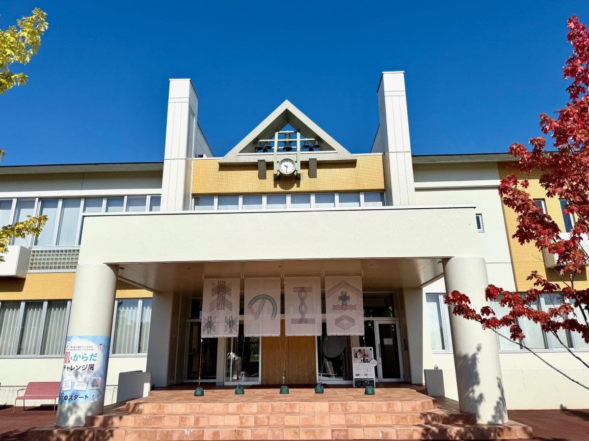 廃校をリノベーションして誕生した「森の工舎」