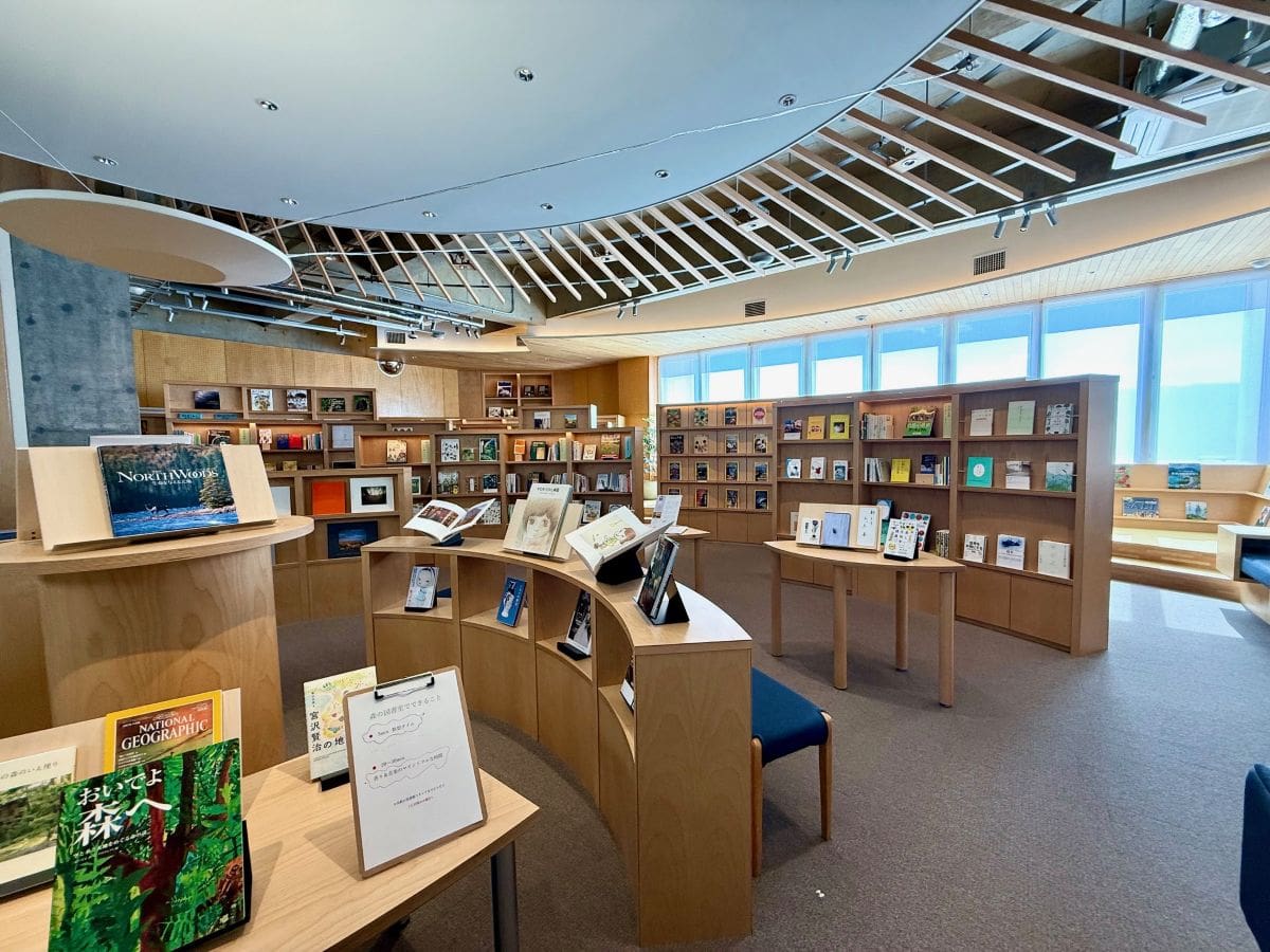 ナチュの森「森の工舎」ライブラリー