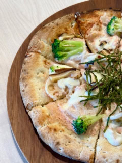 ナチュの森「スマイル食堂」のたらこピザ