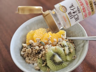 ヨーグルトにフルーツ＆グラノーラを添え、MCTオイルをたらり！