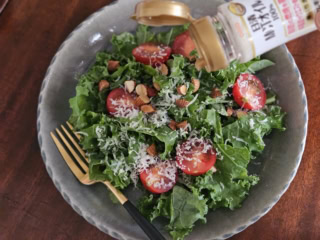 サラダ、パスタ、スープ、カレー、味噌汁…どんな料理にもMCTオイルをくるりとひと回し！