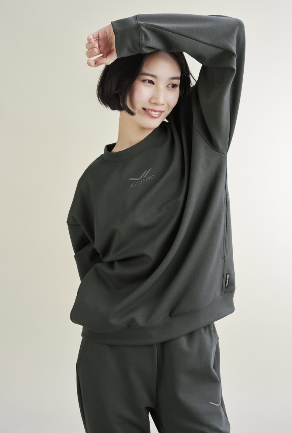 SIXPAD Recovery Wear ジップパーカー、全4色、S, M, L, LL（男女兼用）¥14,300、同 テーパードパンツ ¥13,200