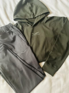 SIXPAD Recovery Wear ジップパーカー、全4色、S, M, L, LL（男女兼用）¥14,300、同 テーパードパンツ ¥13,200
