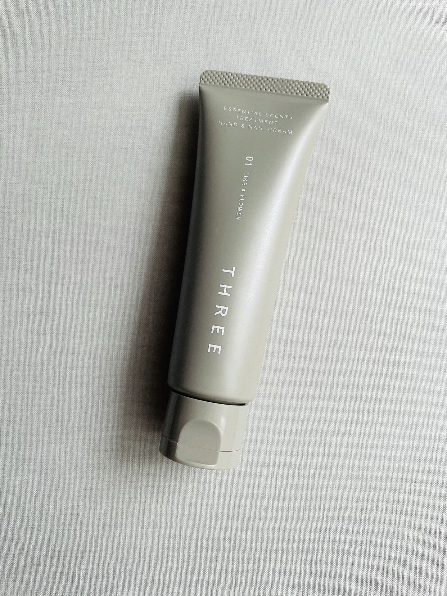 THREE エッセンシャルセンツ トリートメント ハンド＆ネイル クリーム 全2種 各40g ¥3,740