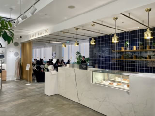 東京駅に隣接する新丸の内ビルディング内にオープンしたCAFE AALTO。東京の新名所として、連日混在している。