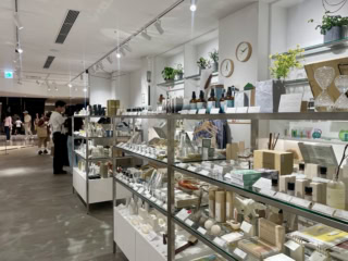 店内には常時アーティストの作品が展示される他、このカフェがある「Spiral Garden 」内のギャラリースペースでも展覧会を常時開催 。併設されたショップスペースでお買い物も楽しめ、一日中デザインやアートに浸れる空間が広がっています 。