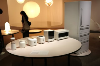 【展覧会概要】 「Tsu-tsu-mu 展 世界をやさしく繋ぐデザインの作法」 会期／10月13日（祝・月）まで 11：00～20：00 ※最終日は17：00閉場、入場は閉場の30分前まで 会場:／松屋銀座8階イベントスクエア（東京都中央区銀座3-6-1） 入場料／ 一般 2,000円、高校生 1,500円、小中学生 1,000円税込 主 催:／日本デザインコミッティー