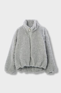 モデル着用はライトグレー。顔色を明るく見せてくれます。