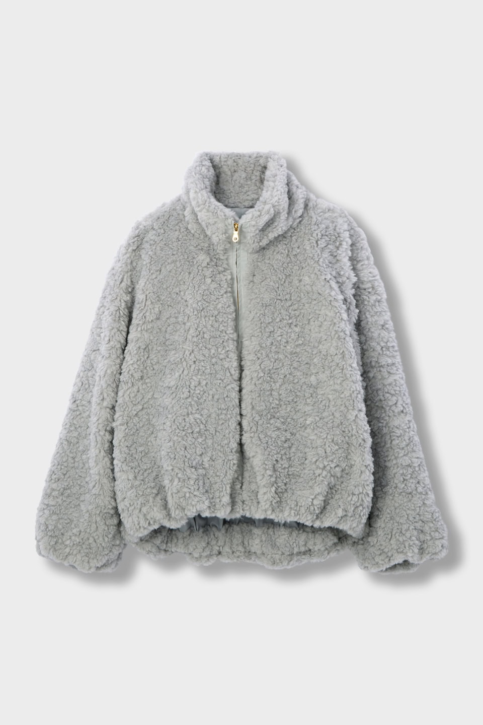 モデル着用はライトグレー。顔色を明るく見せてくれます。