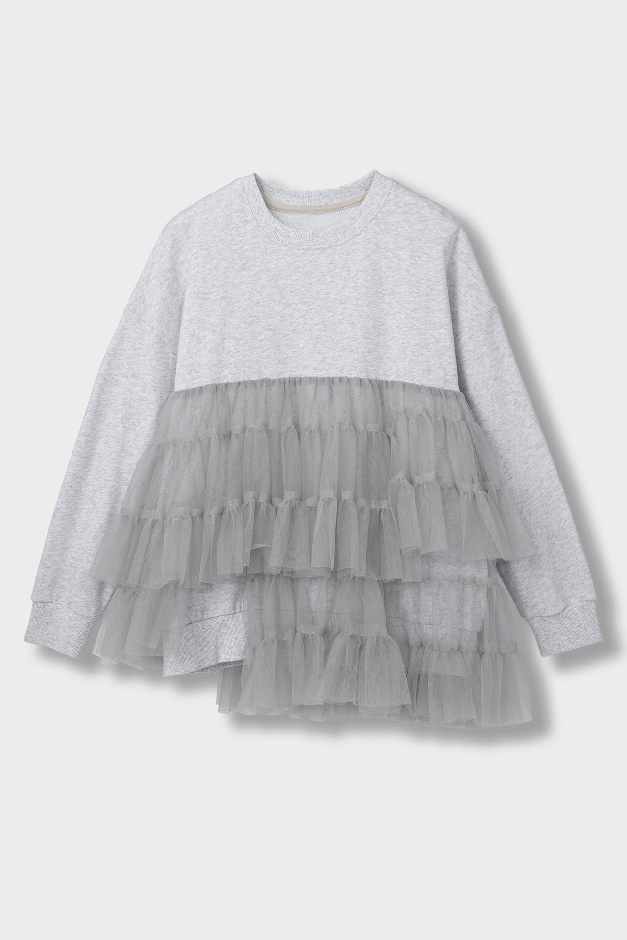 オフホワイトはブラックと比べるとカジュアルな印象。