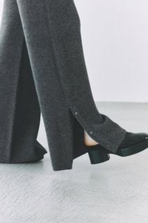 パンツは裾のスナップがポイントに。