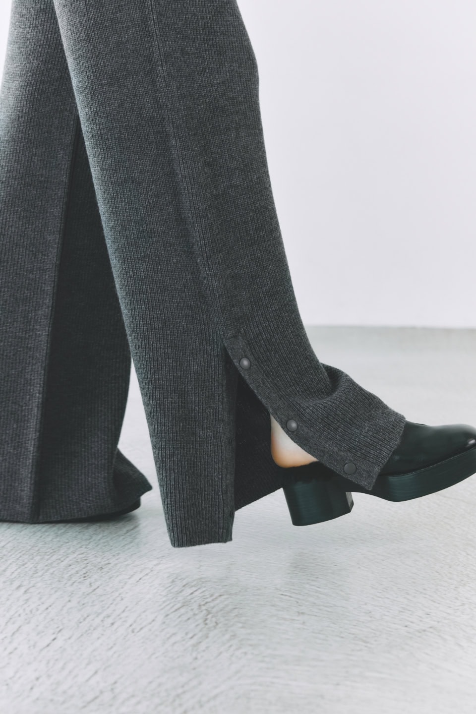 パンツは裾のスナップがポイントに。