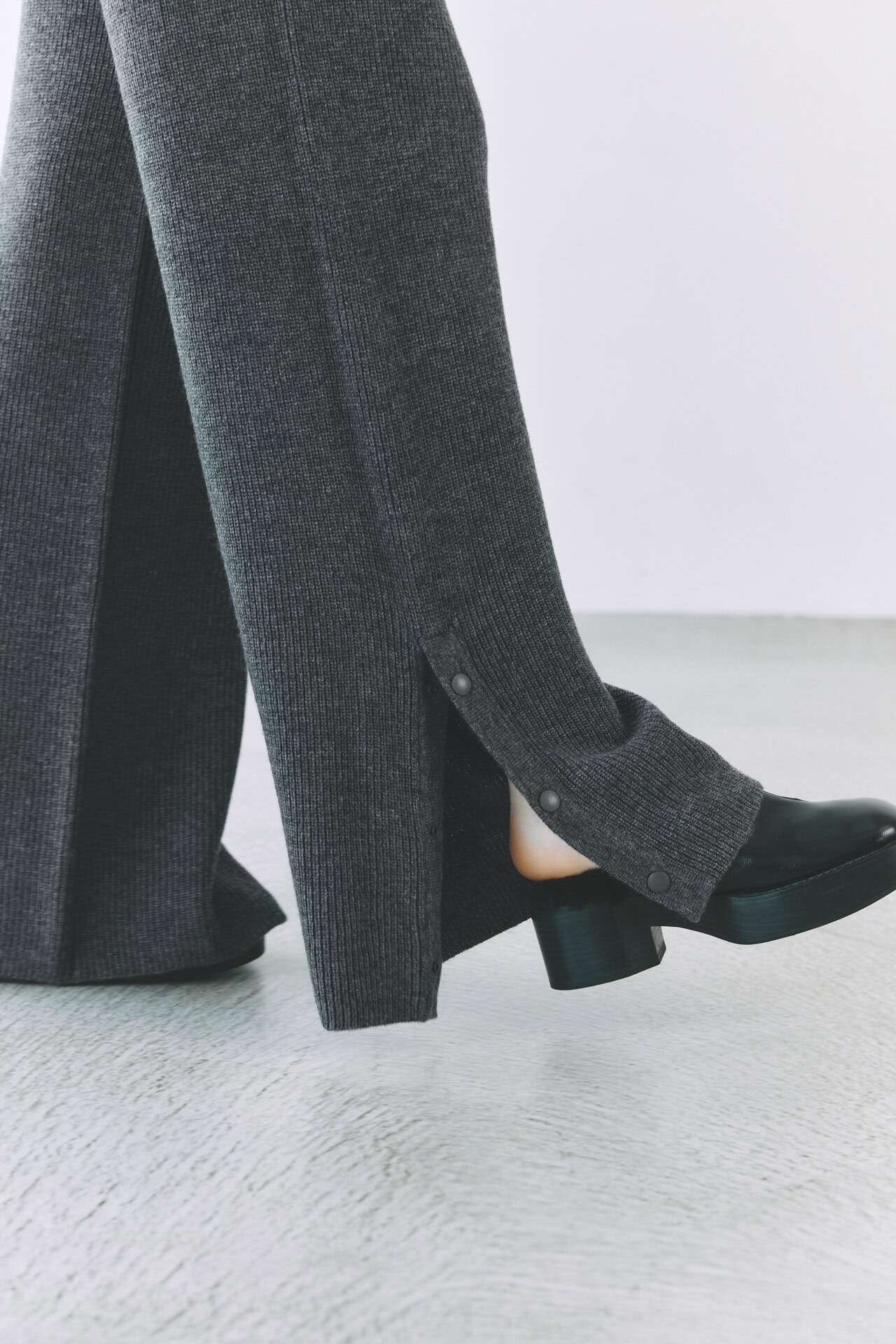 パンツは裾のスナップがポイントに。