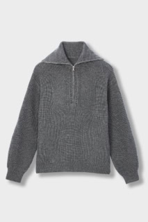 モデル着用のグレーカラー。