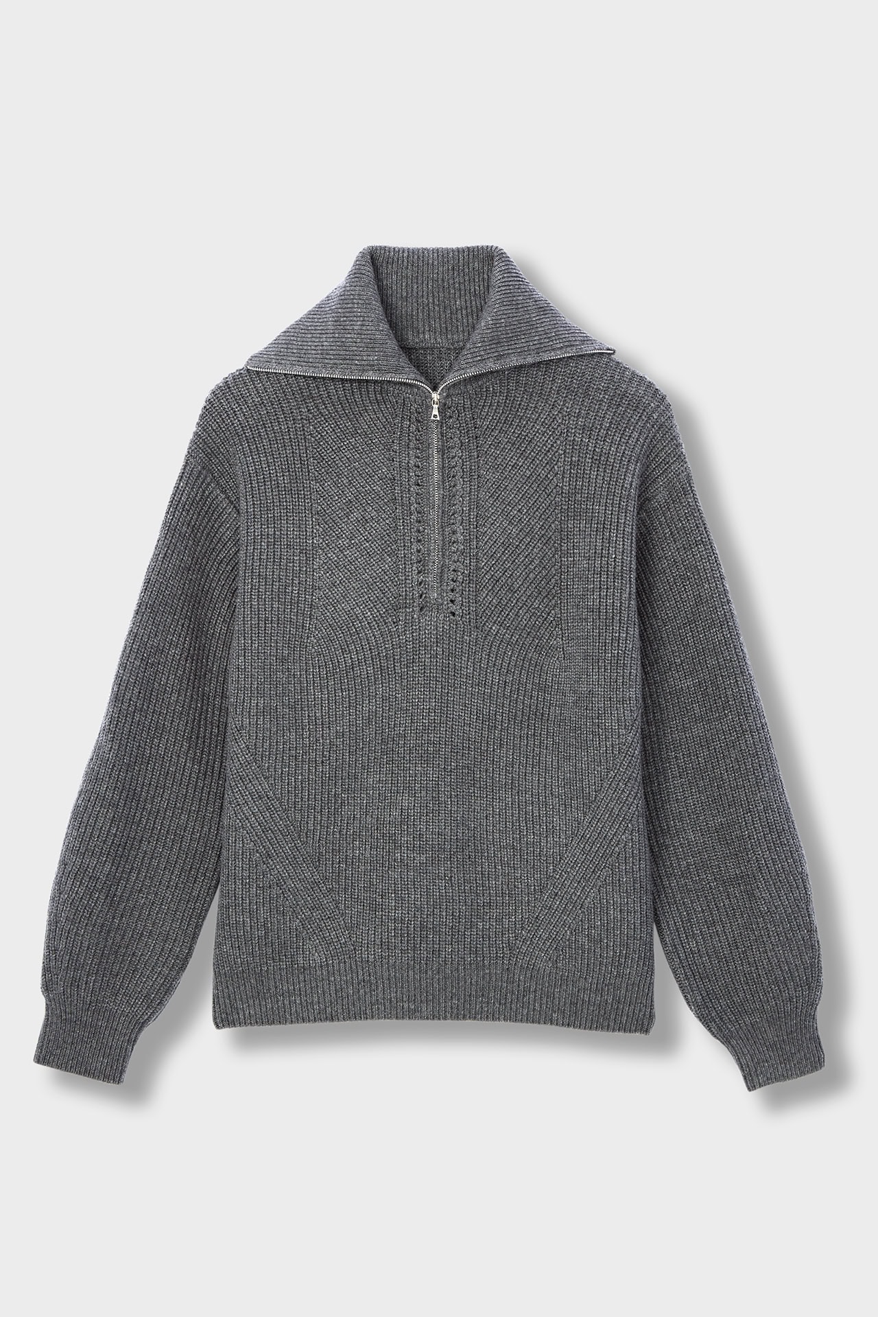 モデル着用のグレーカラー。