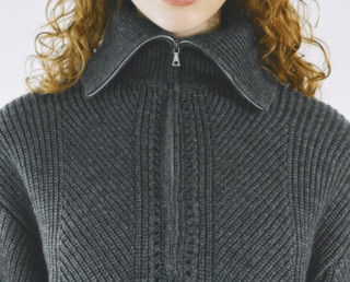 首元まできゅっとジップを上げたり、ジップの使い方で印象が変わります。