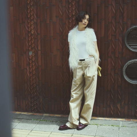 令和の【ファー】の最適解。シンプルかつスタンダードな服装に軽アウター感覚でまとって！