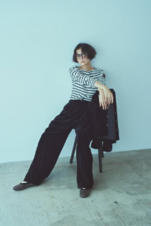 パンツ¥132,000、カットソー¥36,300、椅子に置いたシャツ¥143,000（全てマディソンブルー）、メガネ¥28,600（ウェイティング フォー ザ サン／リーンスプリング）、シューズはスタイリスト私物