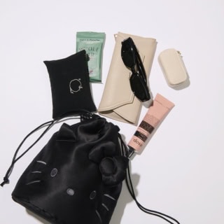 長財布やメイクポーチ、サングラスなど、持ち歩きたい必需品がすっぽり収まるサイズ感。