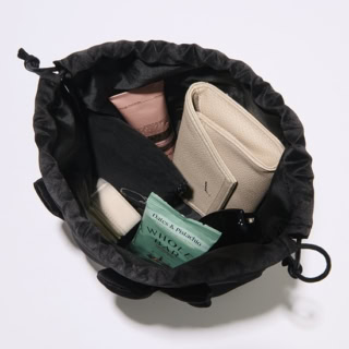 丸型でマチがしっかりとあるポーチは収納力も抜群。