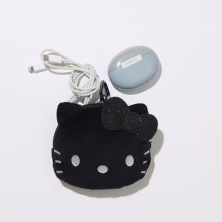 ふわふわのポーチはクッション性があるのでガジェット入れにも。