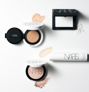 NARS ライトリフレクティング コレクションの名品4品はこちら! 今回の特集ではこちらのアイテムを使ってベースメイクを完成させたそうです。