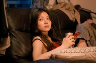 鹿野ライ（演：南 琴奈）_美しいキャバ嬢。足の踏み場もないほどゴミが散乱した部屋で、希死念慮を抱えて生きている。