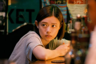 三ツ橋由嘉里（演：杉咲花）_平日は銀行員として働いているが、職場では“腐女子”である自分をひた隠しにして生きている。